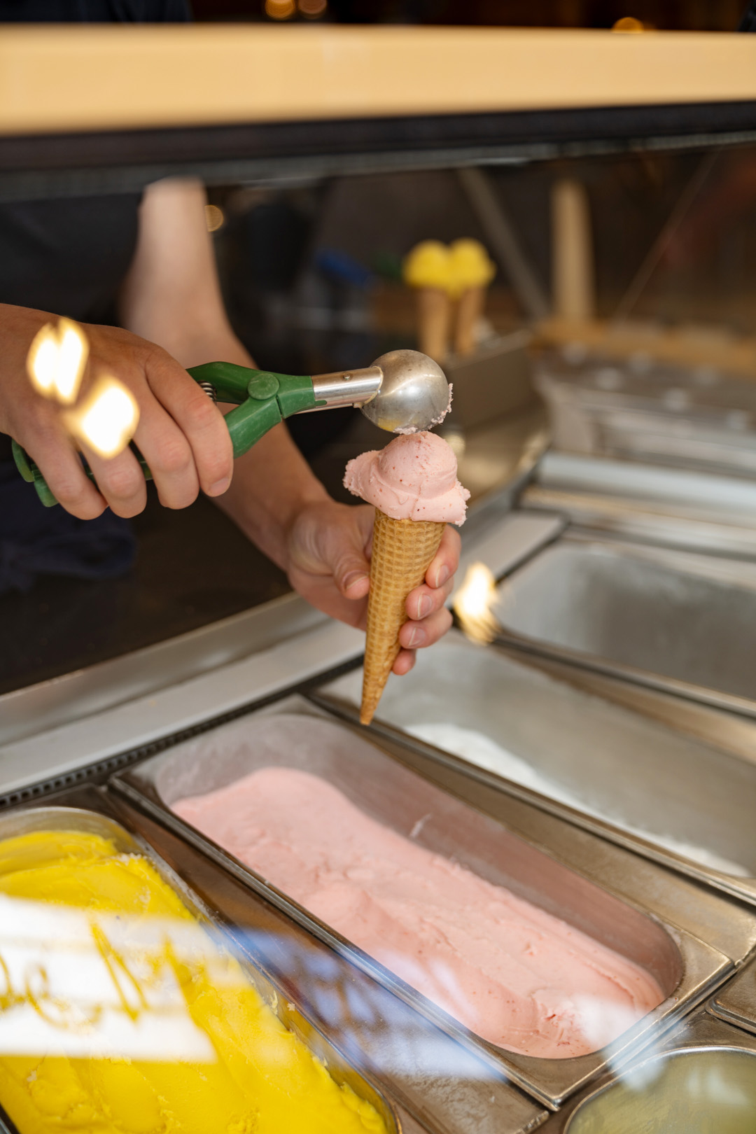 Aardbei ijs bij Ijssalon de Mient