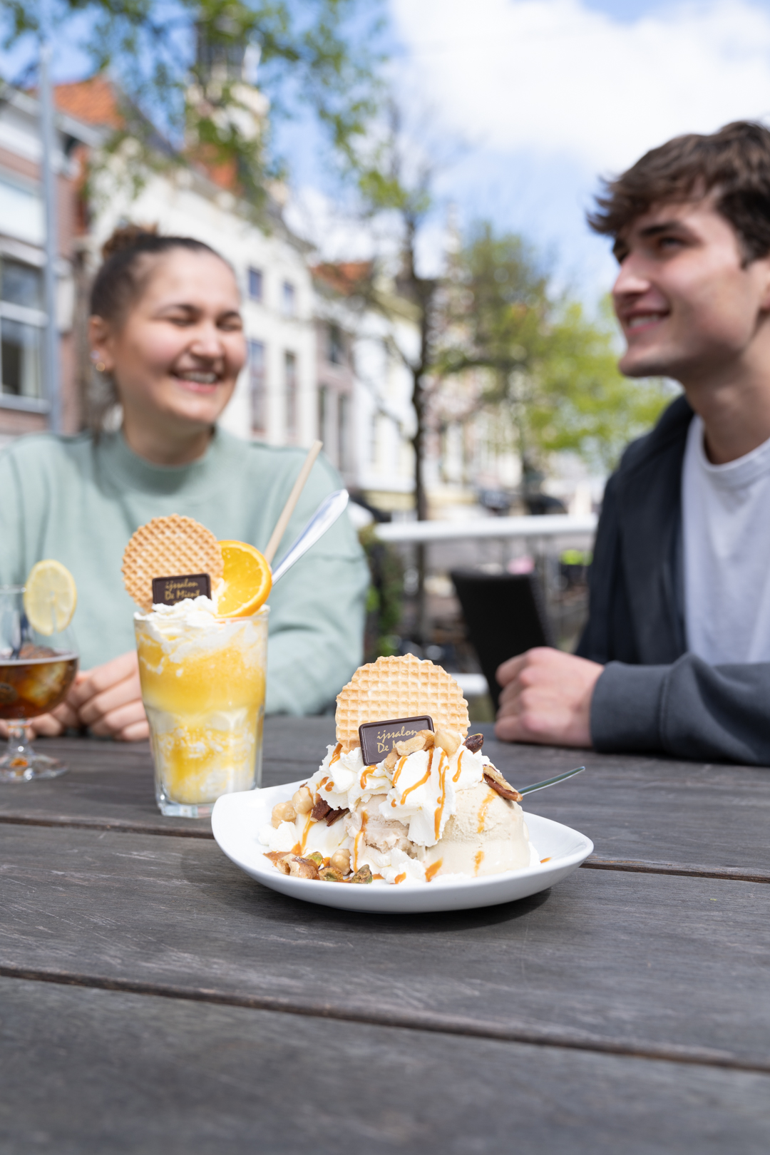 Terras bar bij Ijssalon de Mient